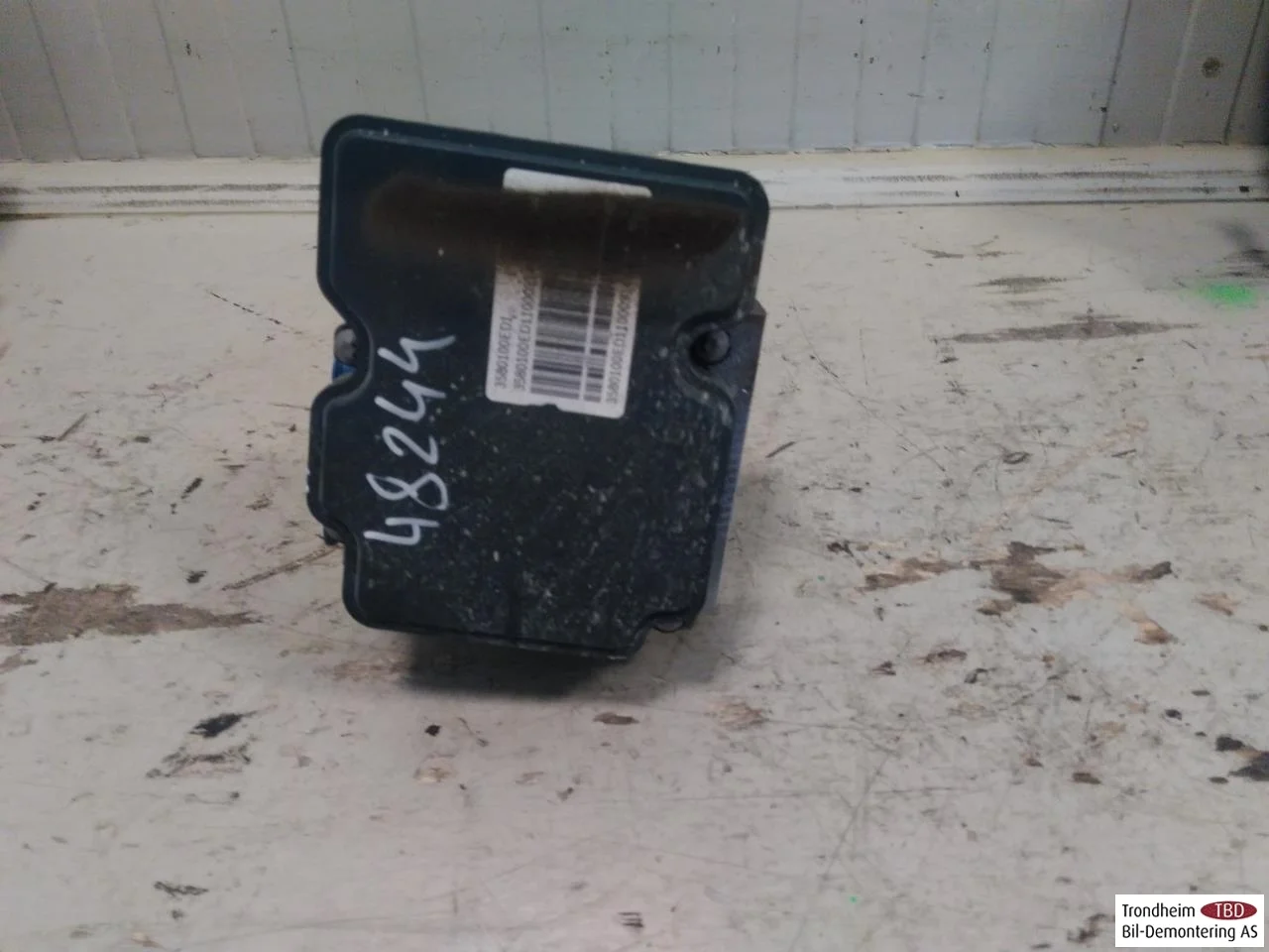 Xpeng P7 2022- ABS hydraulic unit view 3