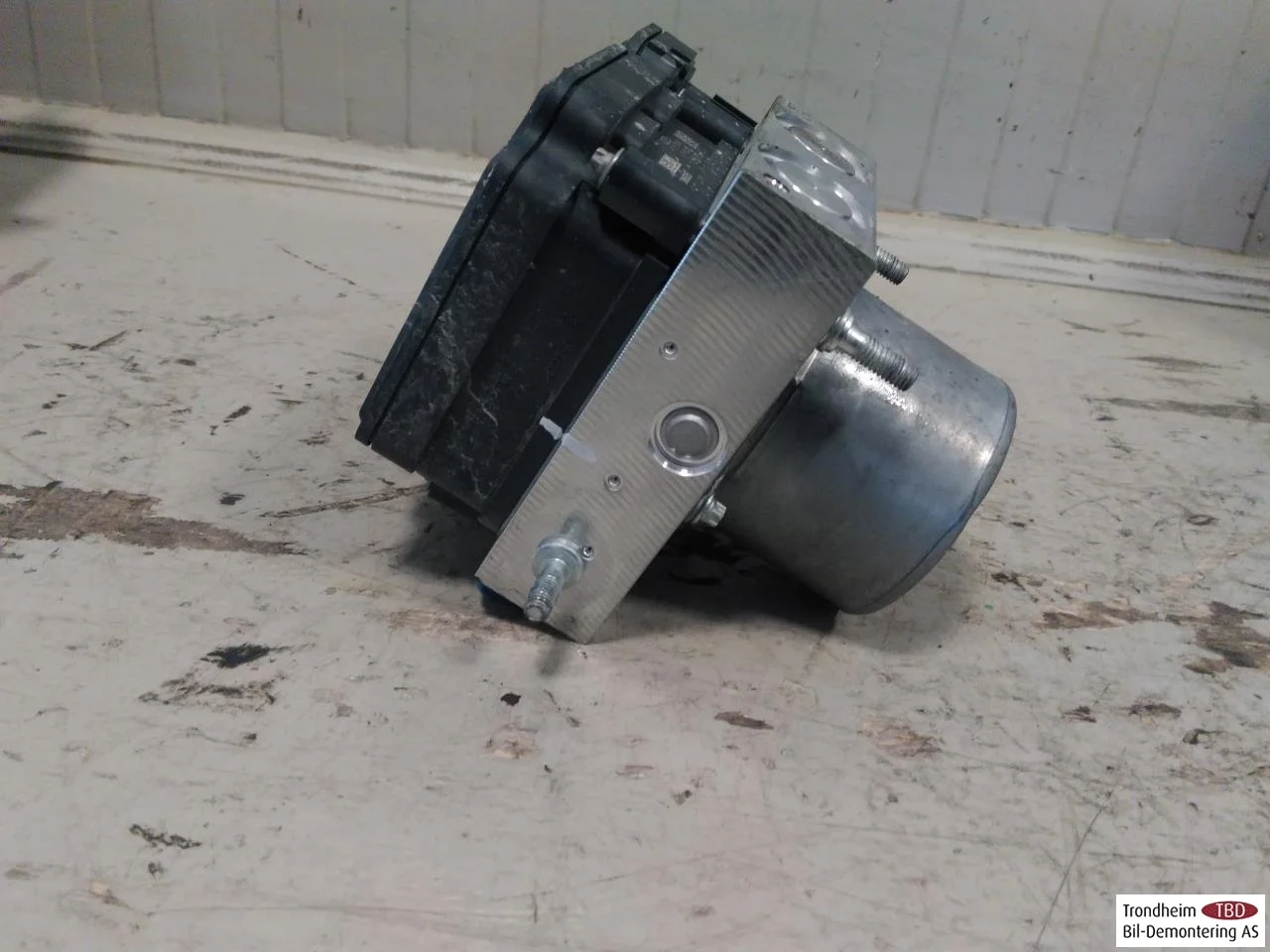 Xpeng P7 2022- ABS hydraulic unit view 4