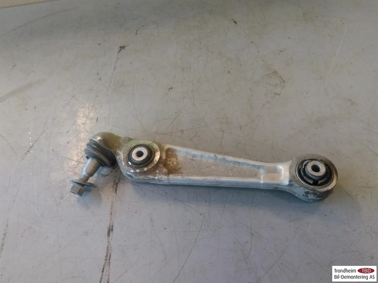 Xpeng P7 2022- Front left control arm view 2