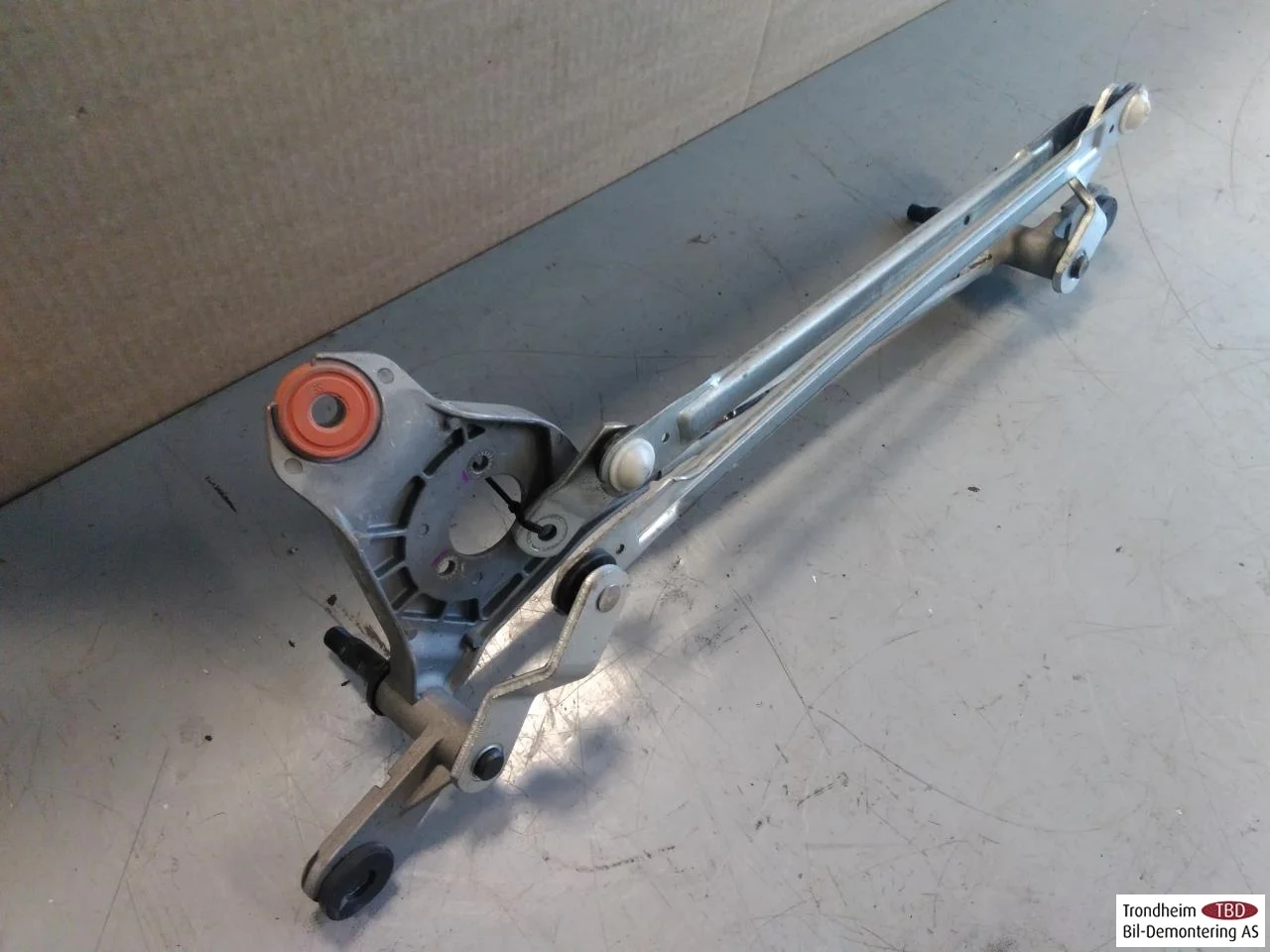 Xpeng P7 2022- Windshield wiper linkage view 2