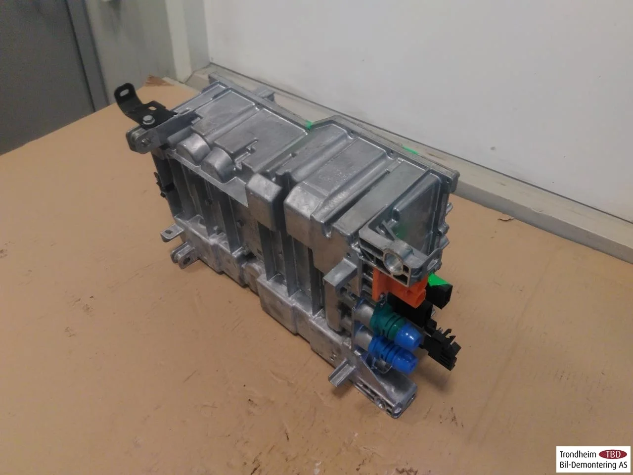 Peugeot 208/E-208 2020-> Battery charger view 2