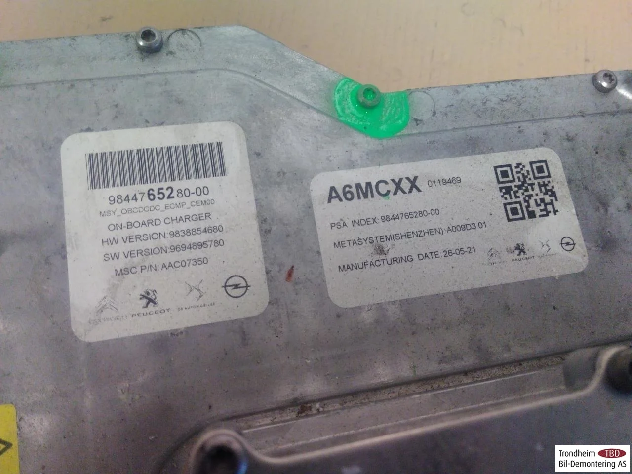 Peugeot 208/E-208 2020-> Battery charger view 3