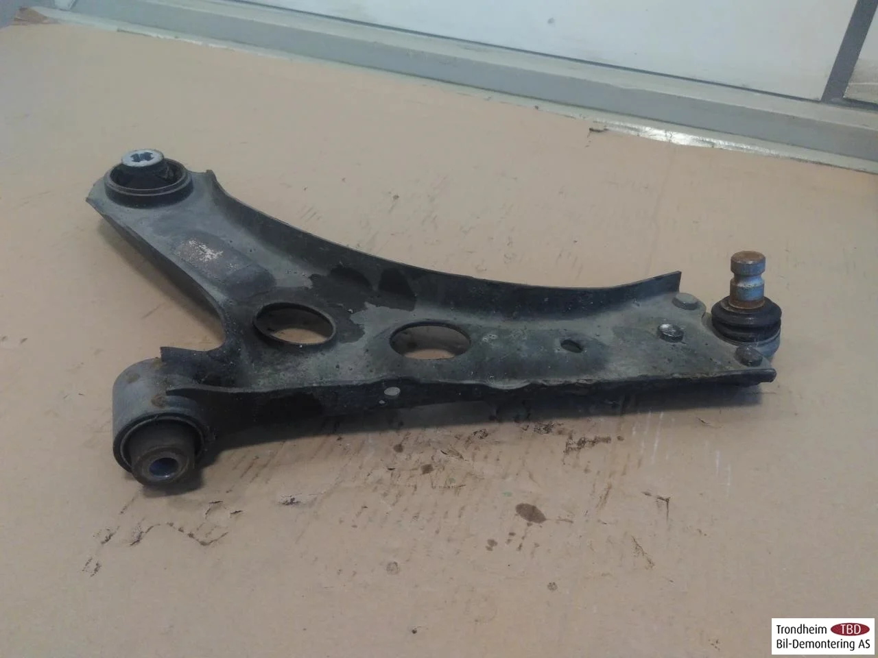 Peugeot 208/E-208 2020-> Front left control arm