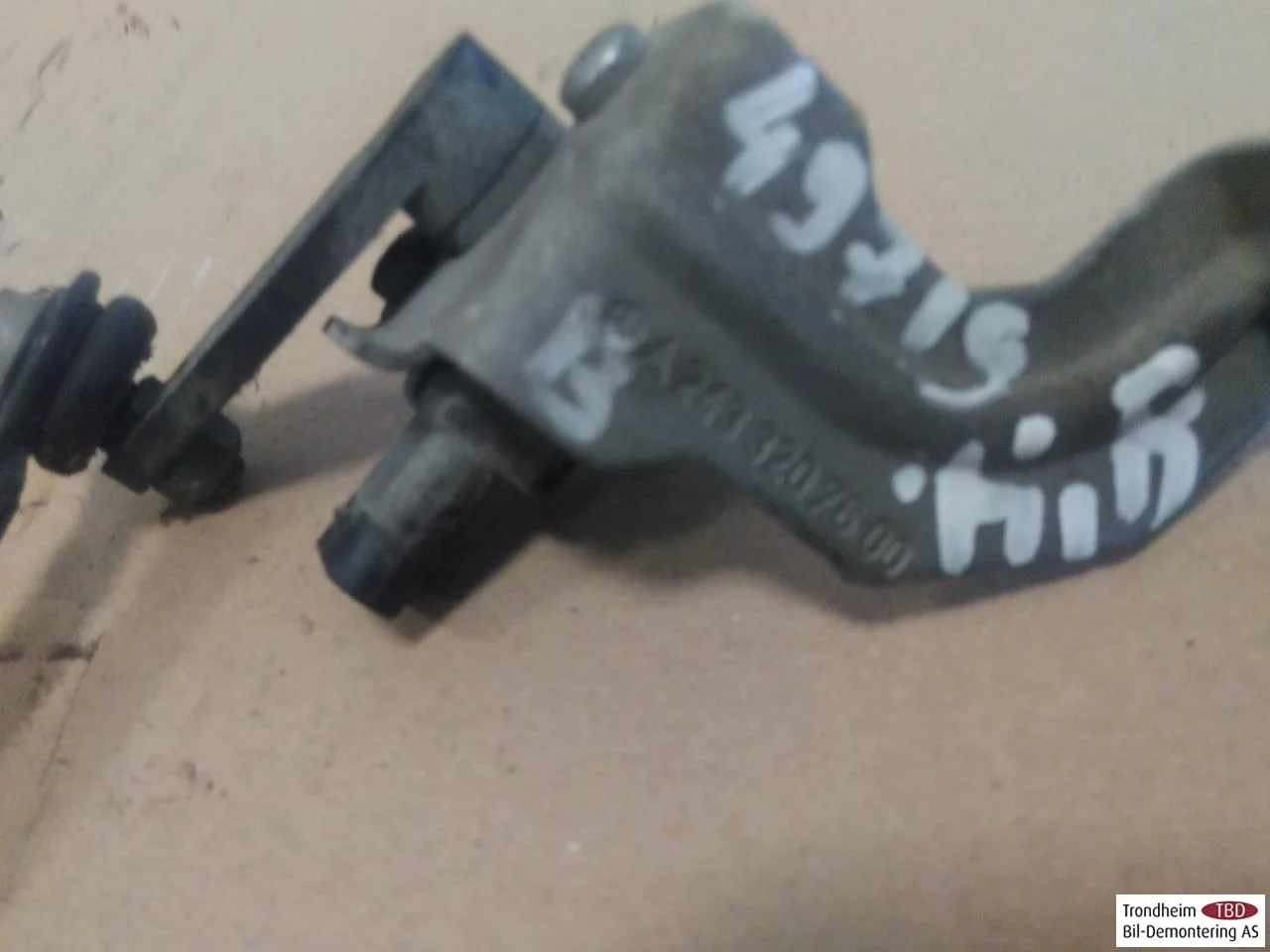 Mercedes EQA H243 2021- Level control / air suspension sensor view 2