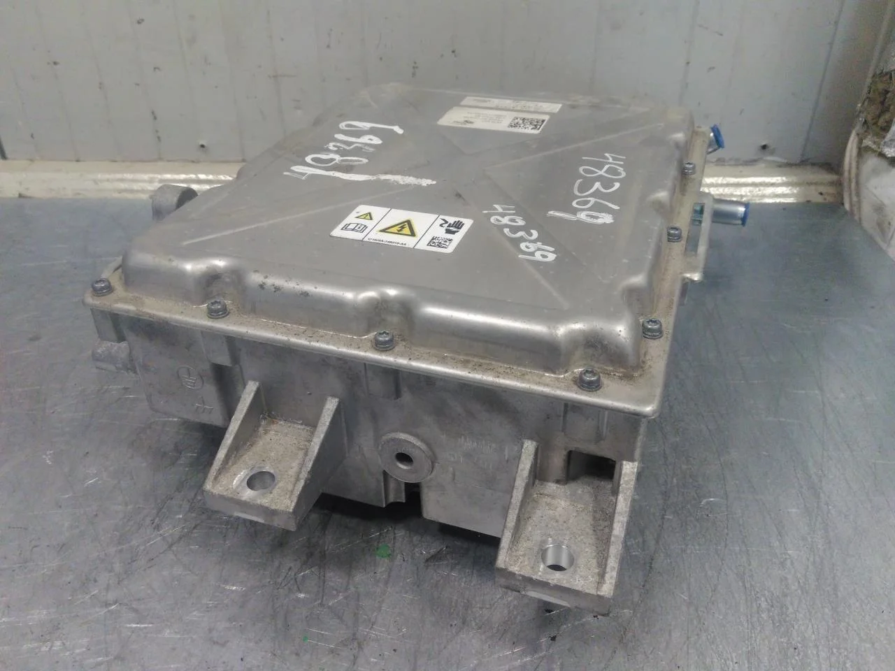 Ford MUSTANG MACH-E 2021- Inverter, 12-220V nézet 2