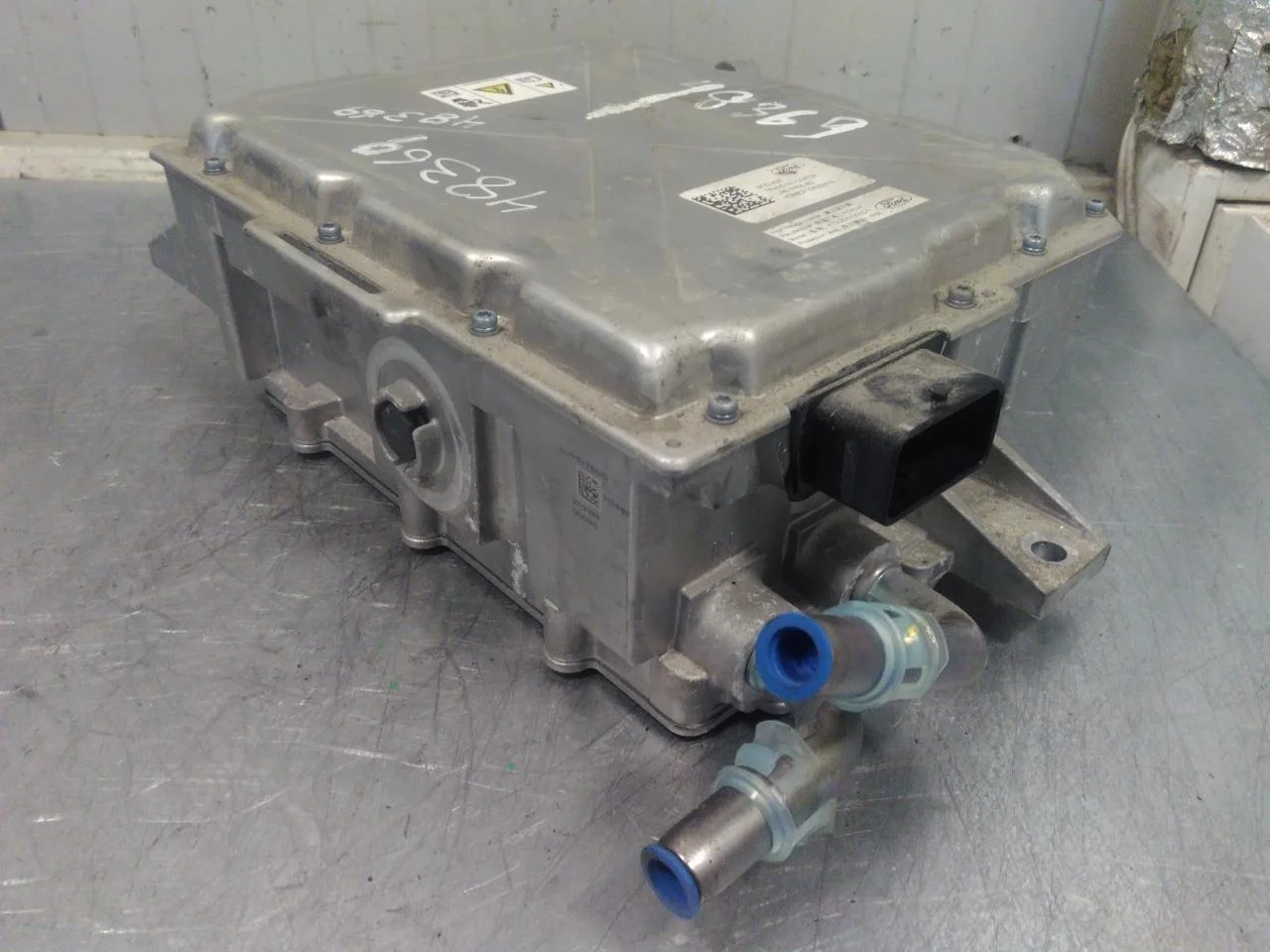 Ford MUSTANG MACH-E 2021- Inverter, 12-220V nézet 3