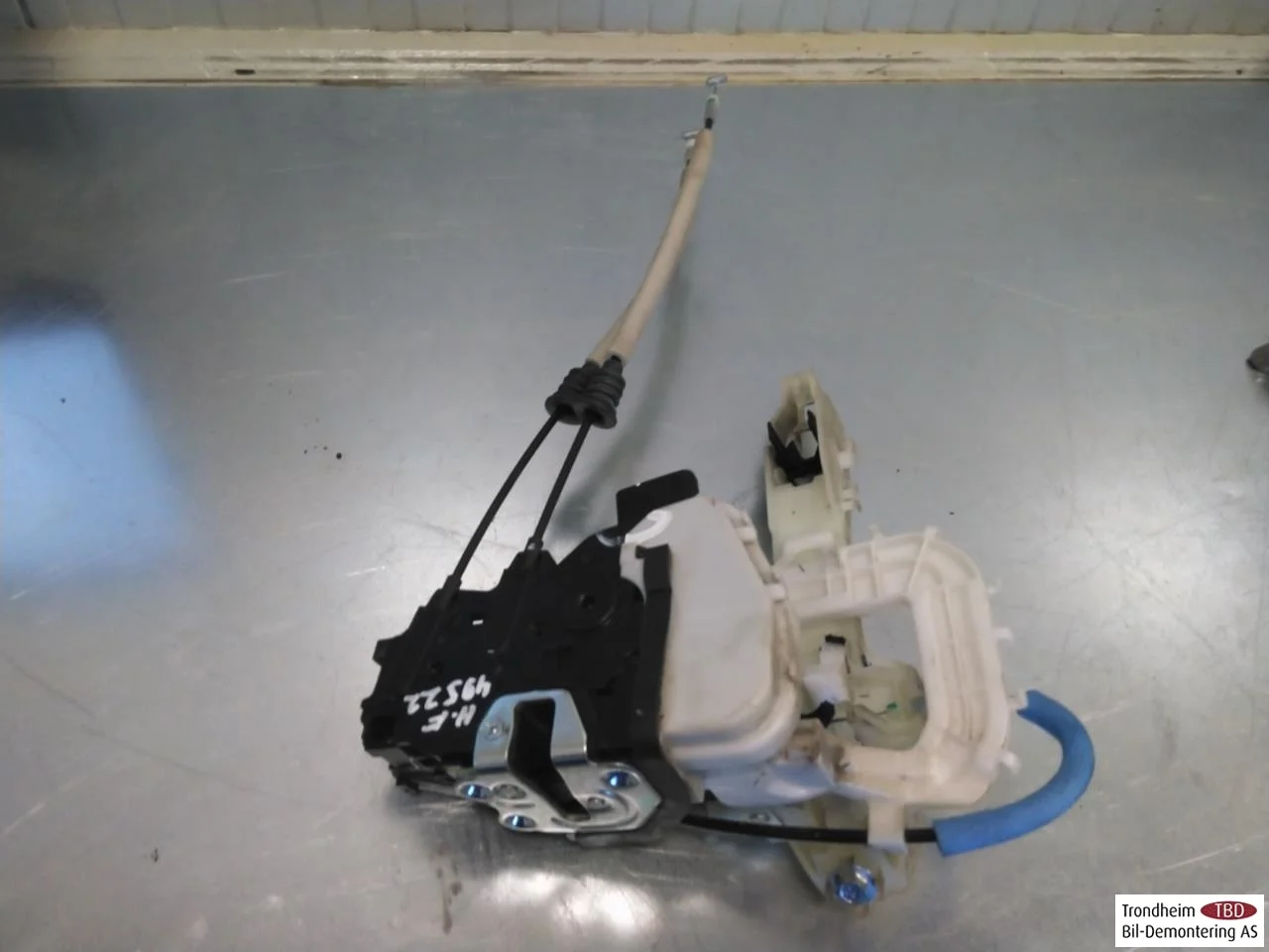 Kia SOUL 2009- Door lock housing view 2
