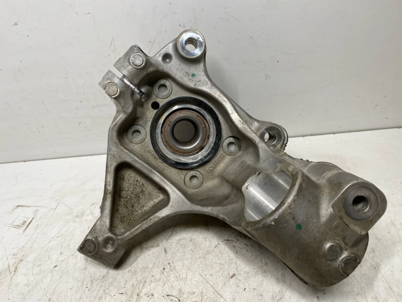 Polestar 2 2020- Front right steering knuckle view 4