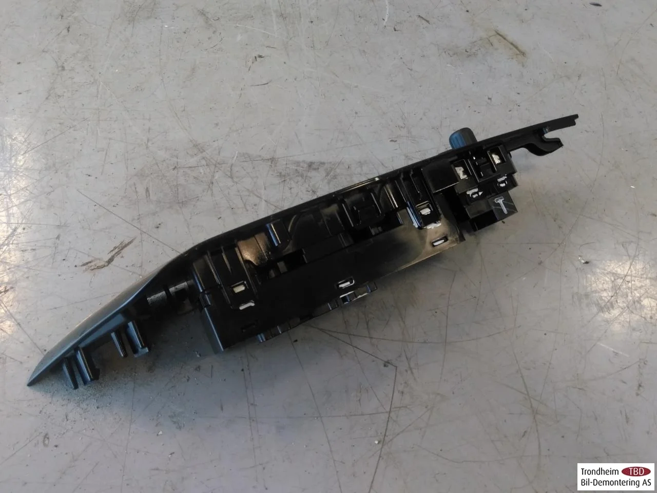 Nissan LEAF 2017-24 Window regulator switch view 2