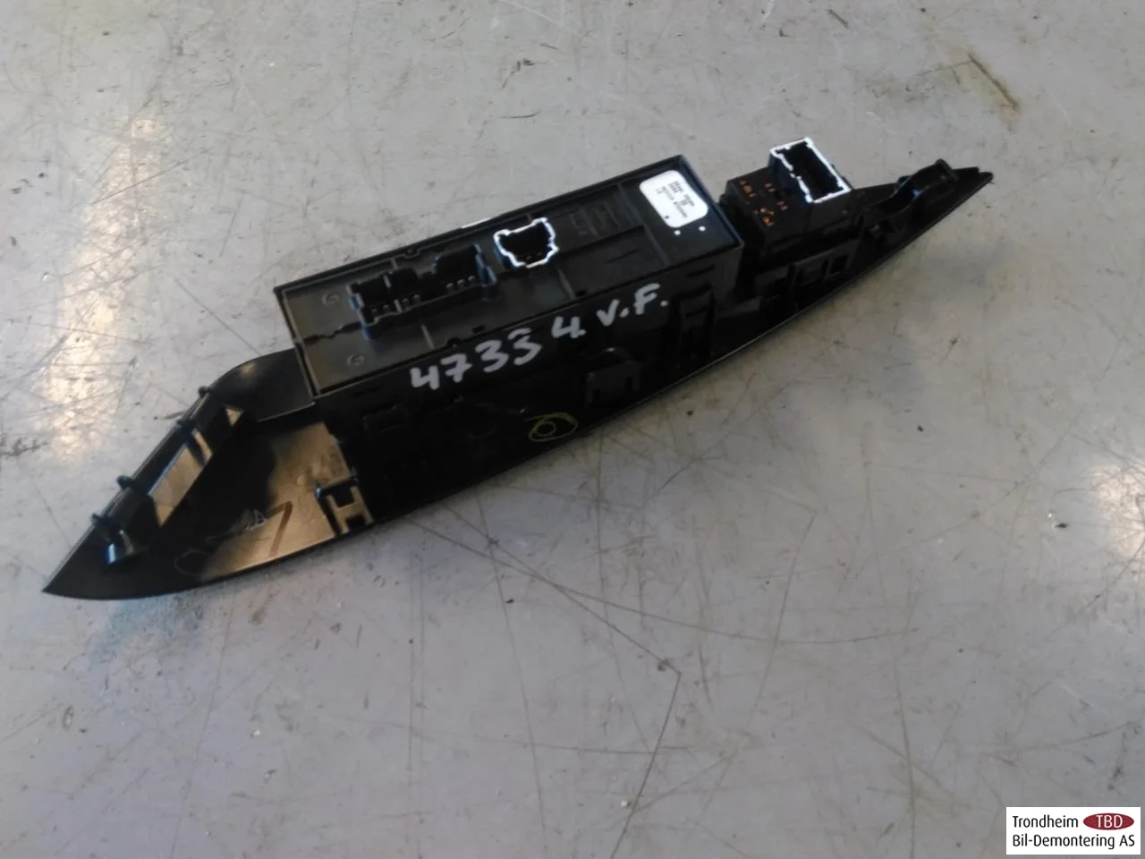 Nissan LEAF 2017-24 Window regulator switch view 3