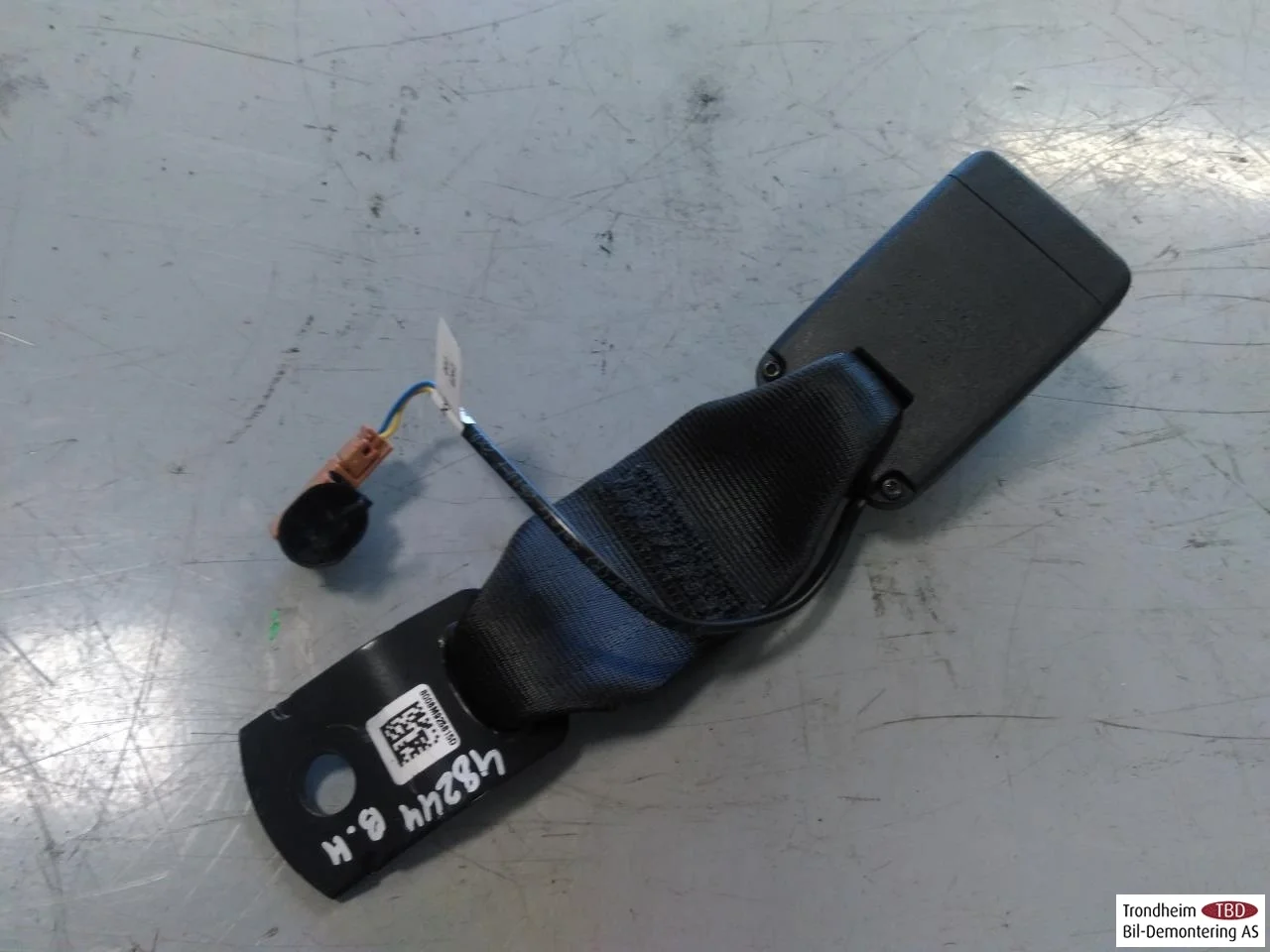 Xpeng P7 2022- Seat belt buckle / anchor view 2