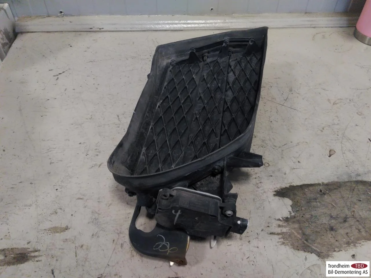 Tesla MODEL S 2013- Grille, left section view 2