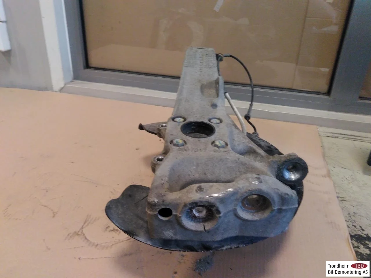 Tesla MODEL S 2013- Stub axle carrier, left front view 2