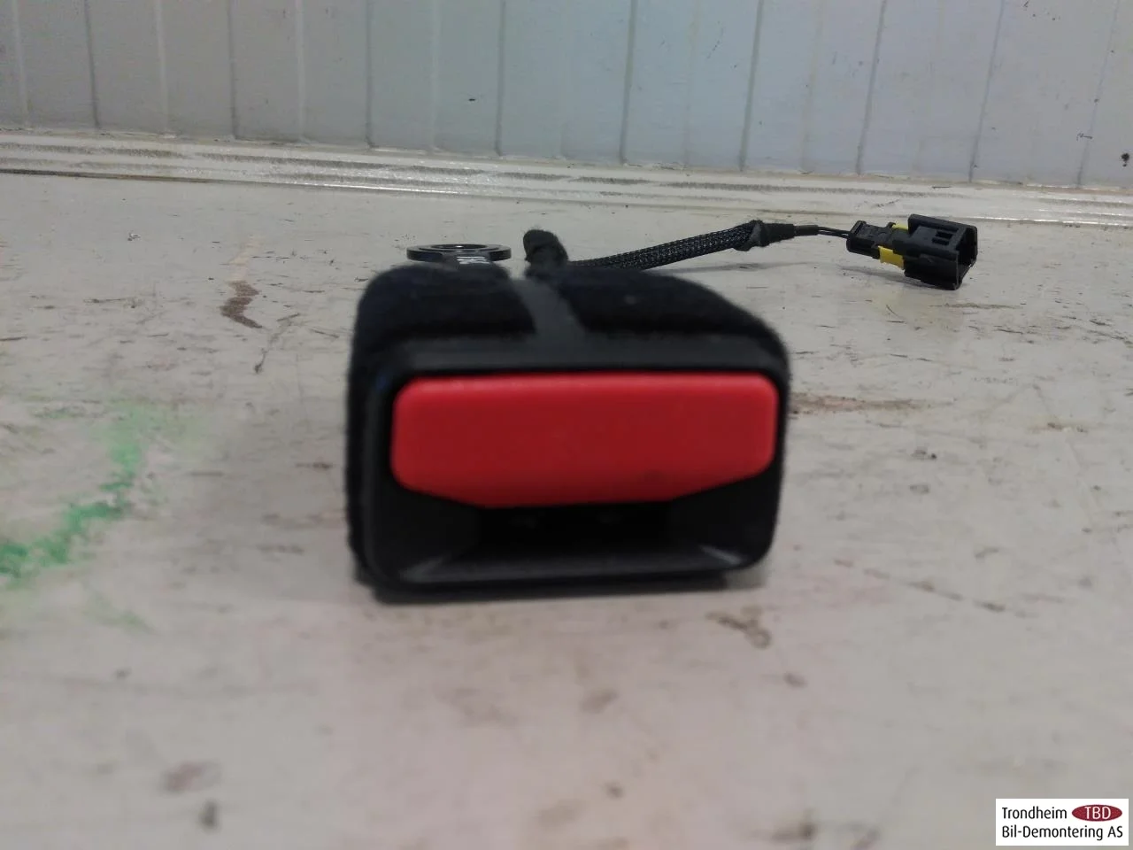 Peugeot 208/E-208 2020-> Seat belt buckle / anchor view 2