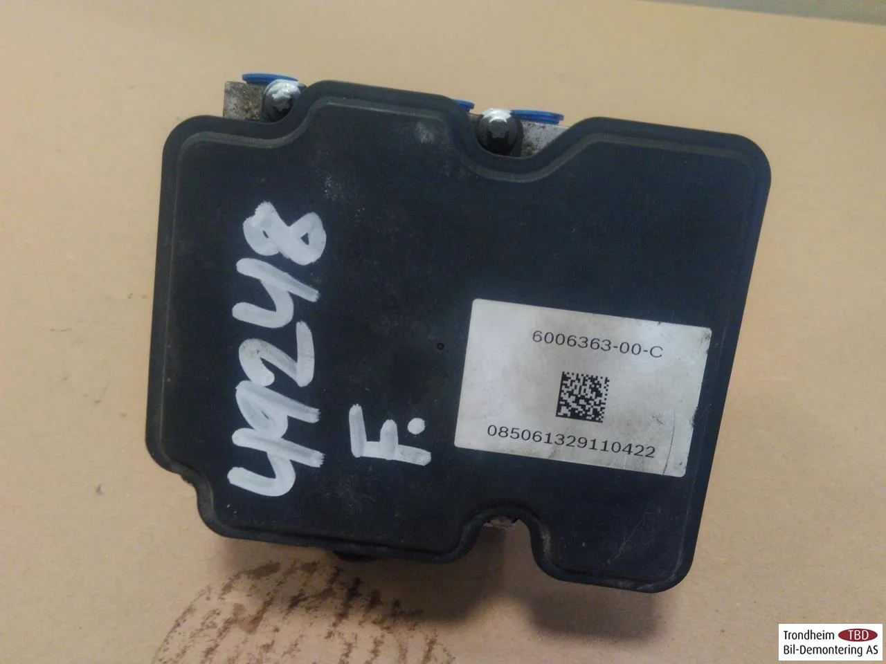 Tesla MODEL S 2013- ABS hydraulic unit view 2