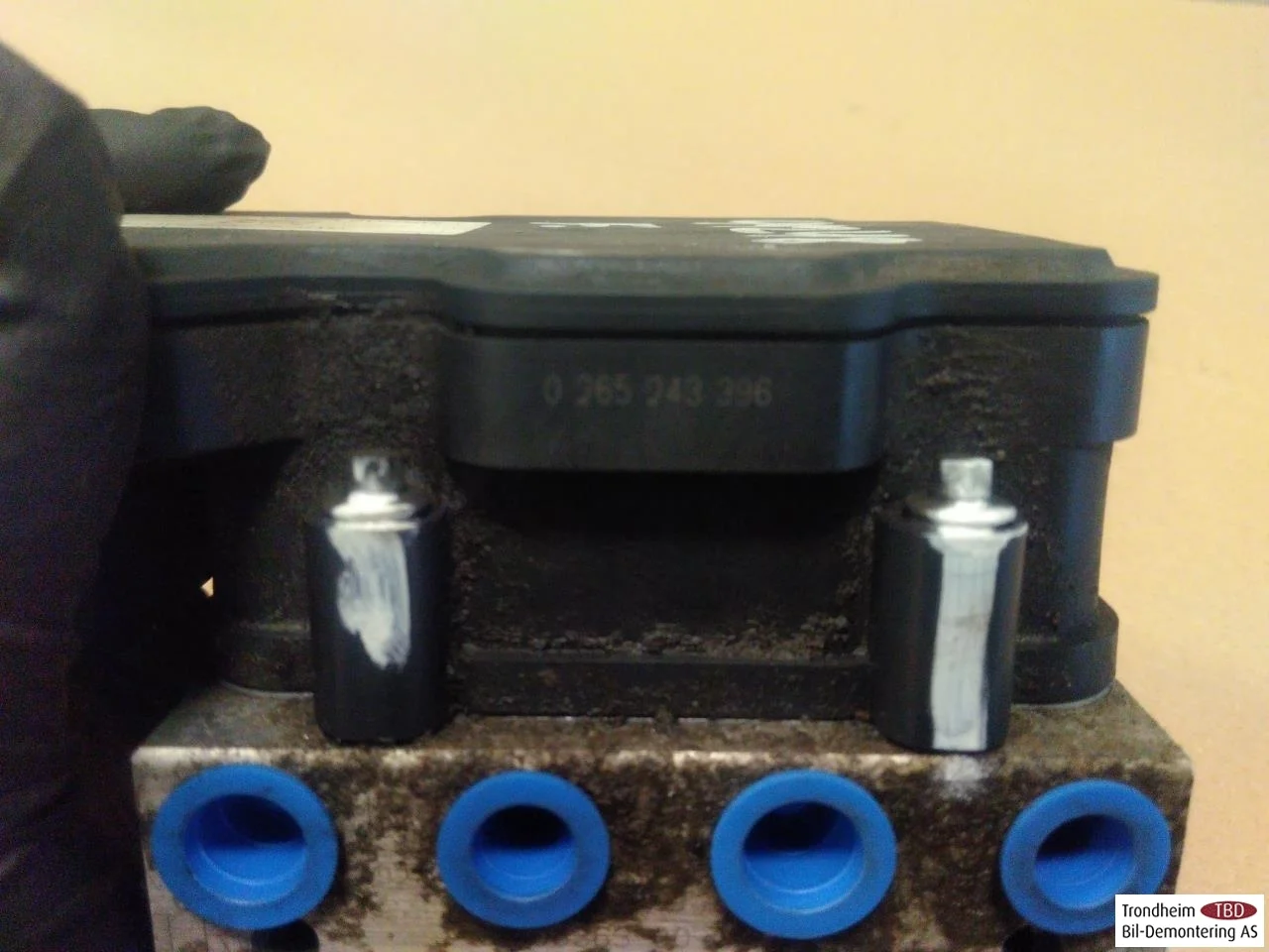 Tesla MODEL S 2013- ABS hydraulic unit view 3