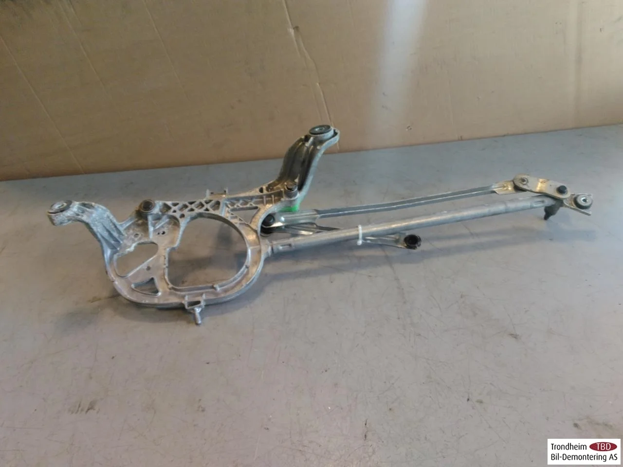 Tesla MODEL X 2016- Windshield wiper linkage view 2