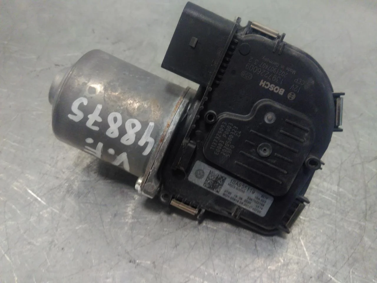 Volkswagen ID.3 2021- Windshield wiper motor view 2