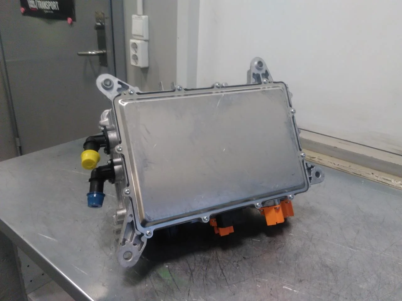 Volvo C40/RECHARGE 2021-> Invertor, 12-220V vedere 3