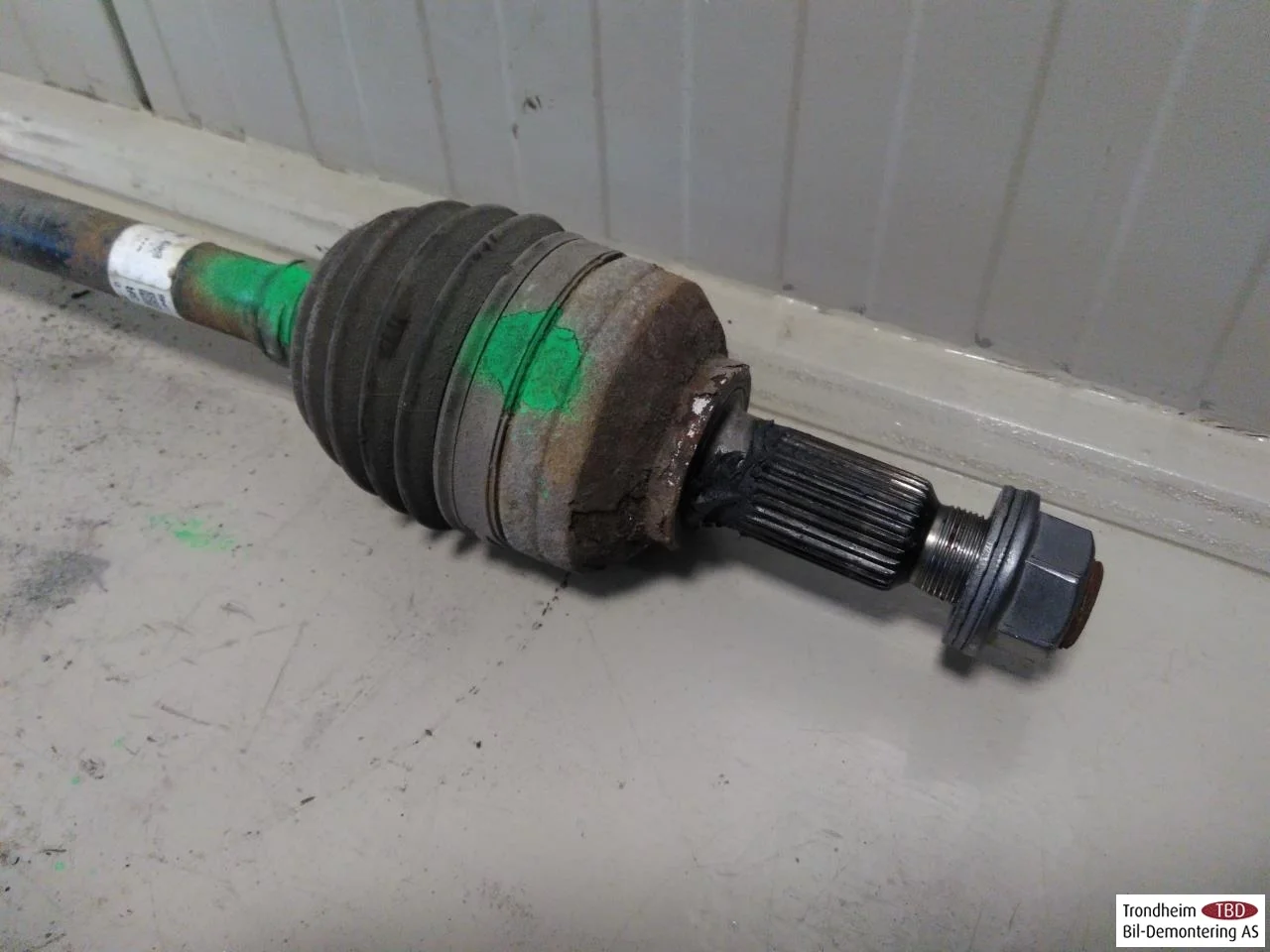 Tesla MODEL 3 2017--> Rear right driveshaft view 2