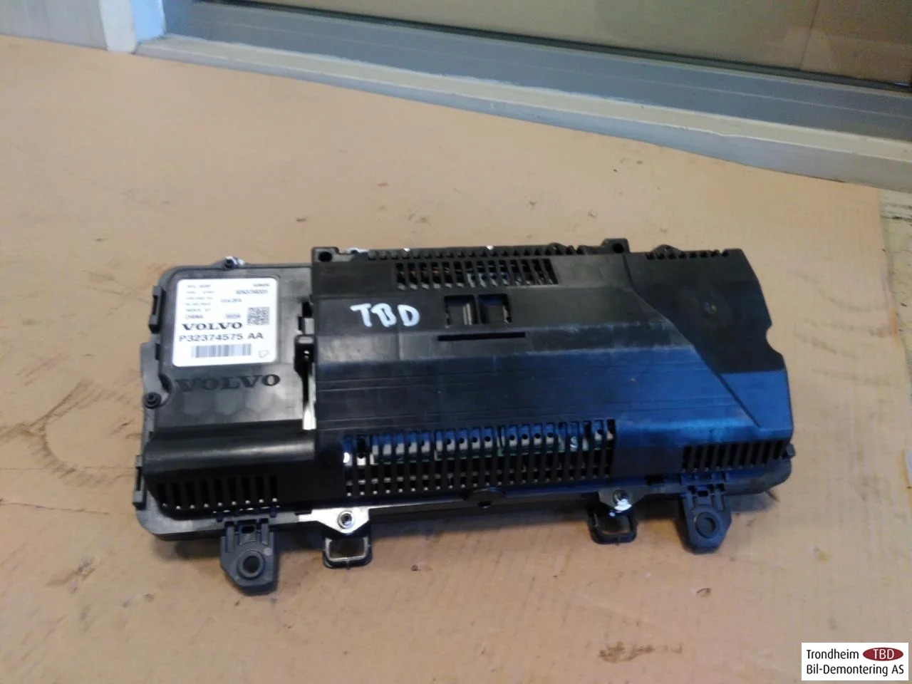 Polestar 2 2020- Instrument cluster assembly view 2