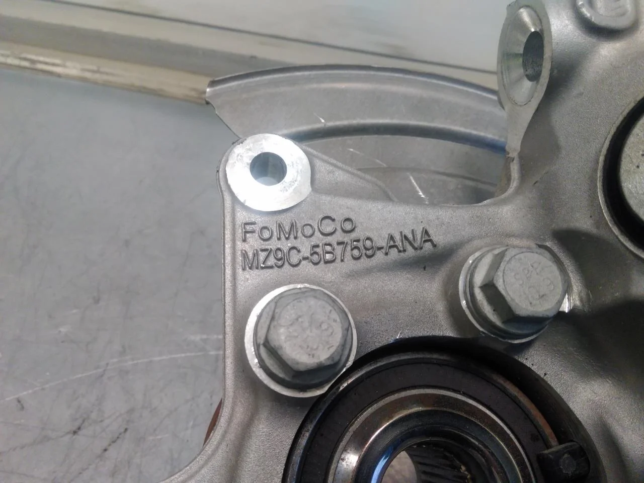Ford MUSTANG MACH-E 2021- Csonkállvány, bal hátsó nézet 3