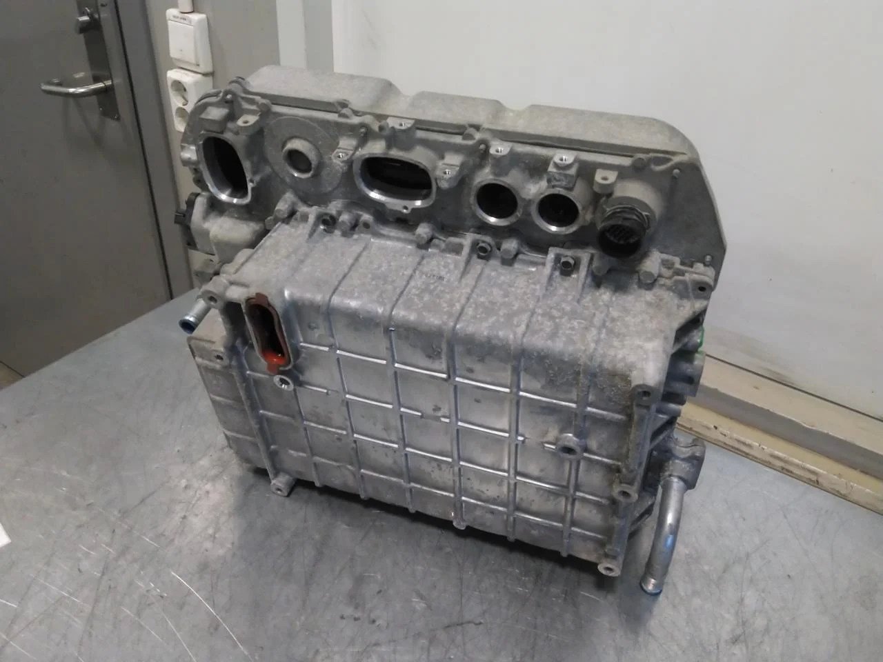 Nissan LEAF 2011-17 Battery charger view 3