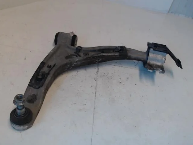 Mercedes B 180-200 W246/W242 2012-19 Lengőkar, bal első nézet 2