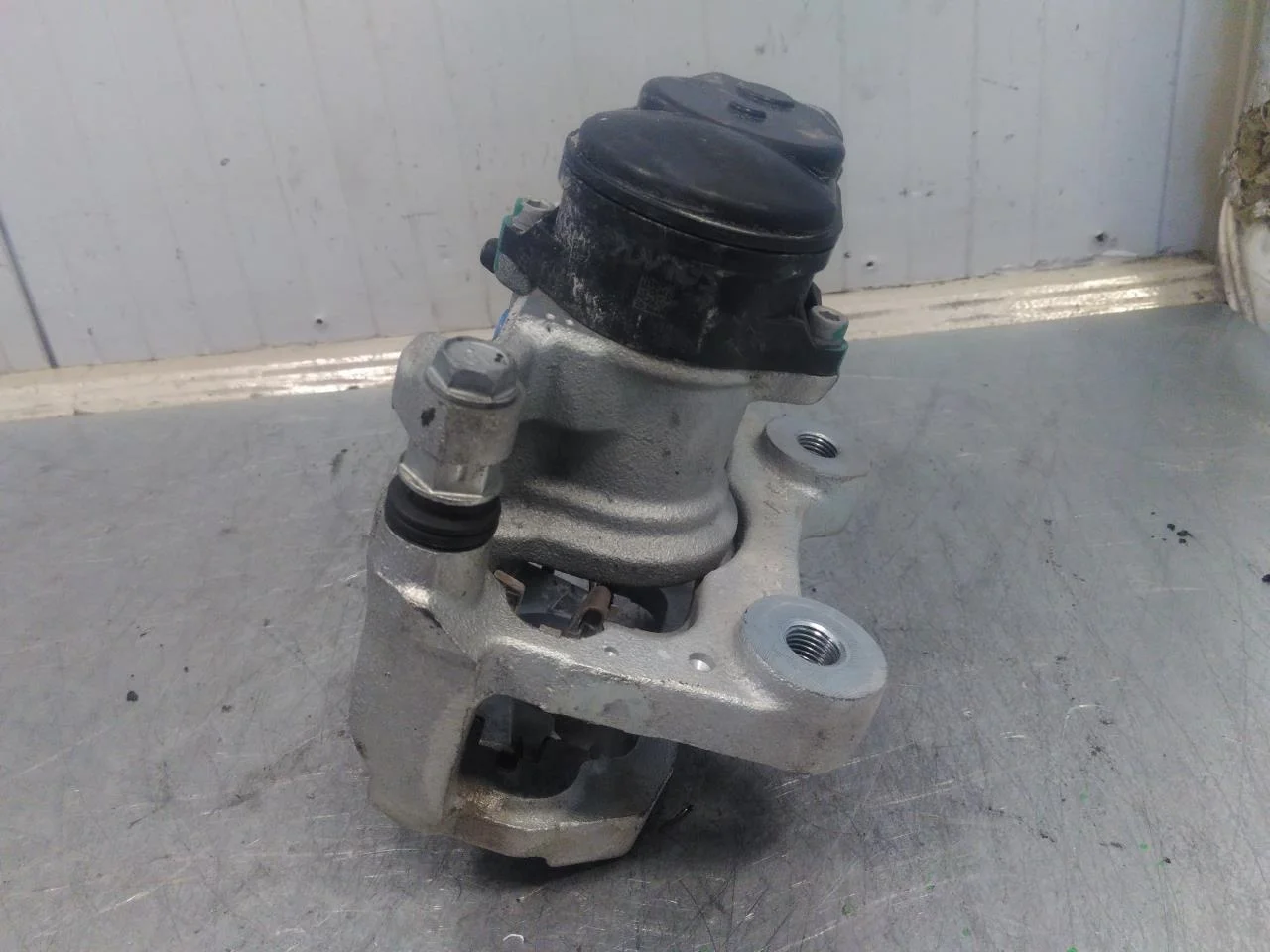 Toyota BZ4X EA10 2022- Etrier frână spate stânga vedere 3