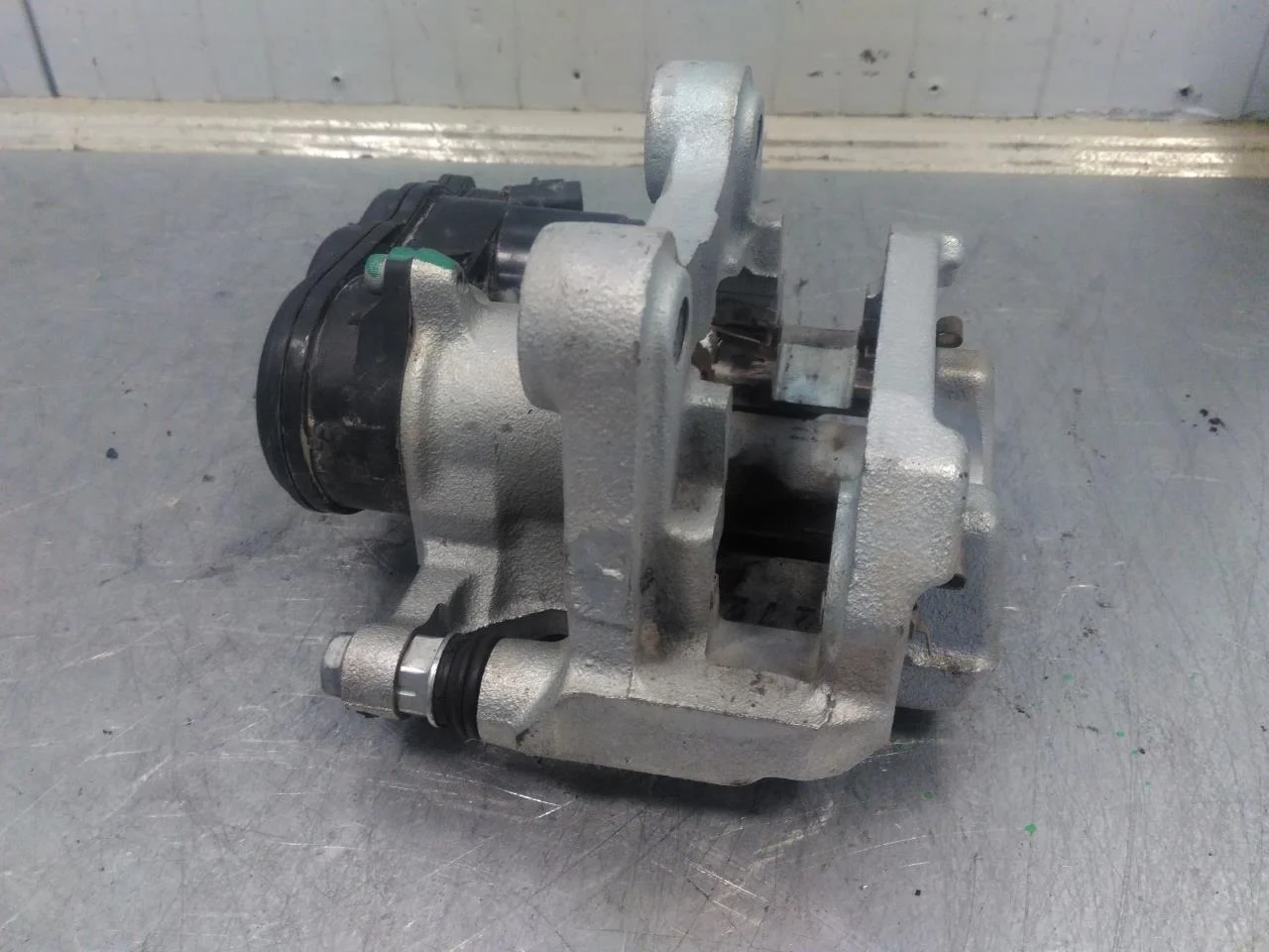 Toyota BZ4X EA10 2022- Etrier frână spate stânga vedere 4