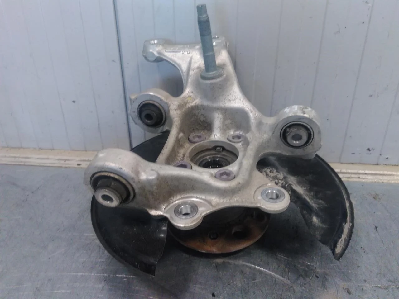 Toyota BZ4X EA10 2022- Stub axle carrier, right rear view 3