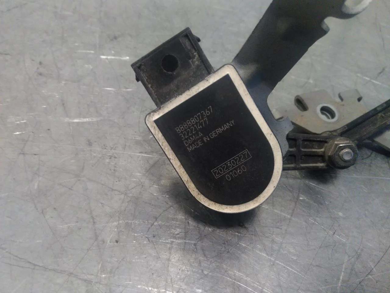 Volvo C40/RECHARGE 2021-> Senzor reglaj nivel / suspensie pneumatică vedere 2