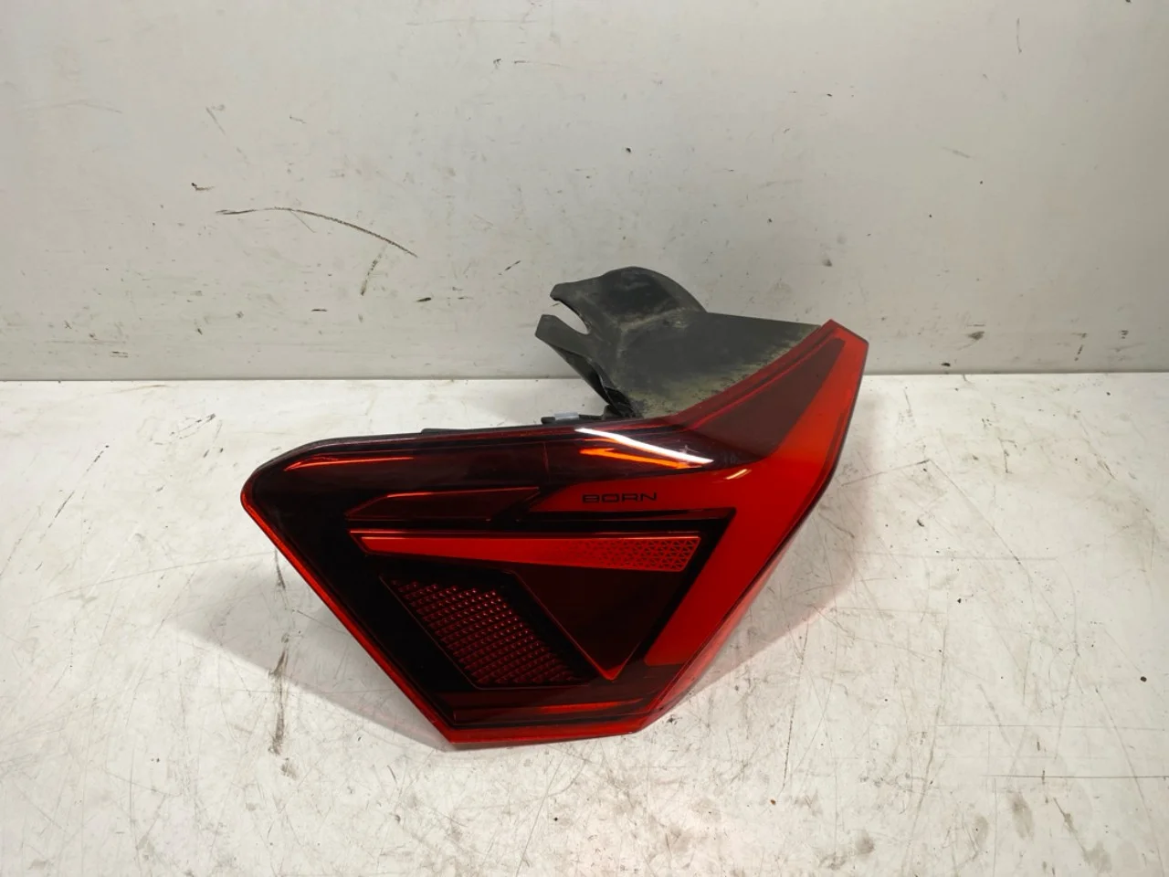 Cupra BORN 2022- Lampă spate stânga vedere 2