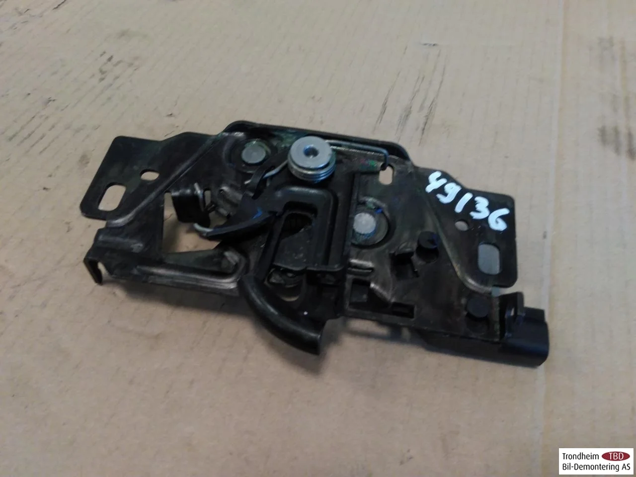 Tesla MODEL 3 2017--> Hood latch
