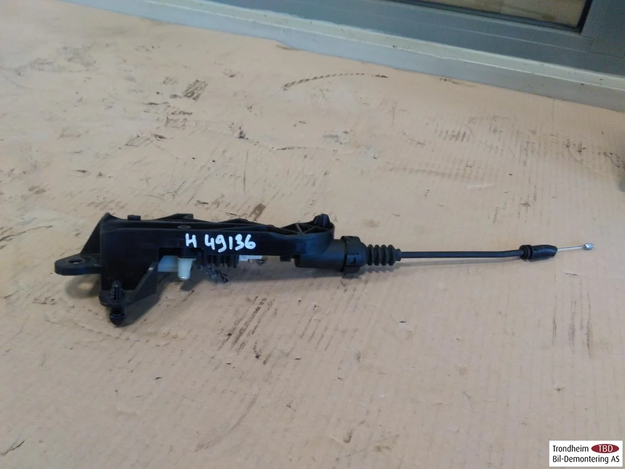 Tesla MODEL 3 2017--> Hood latch