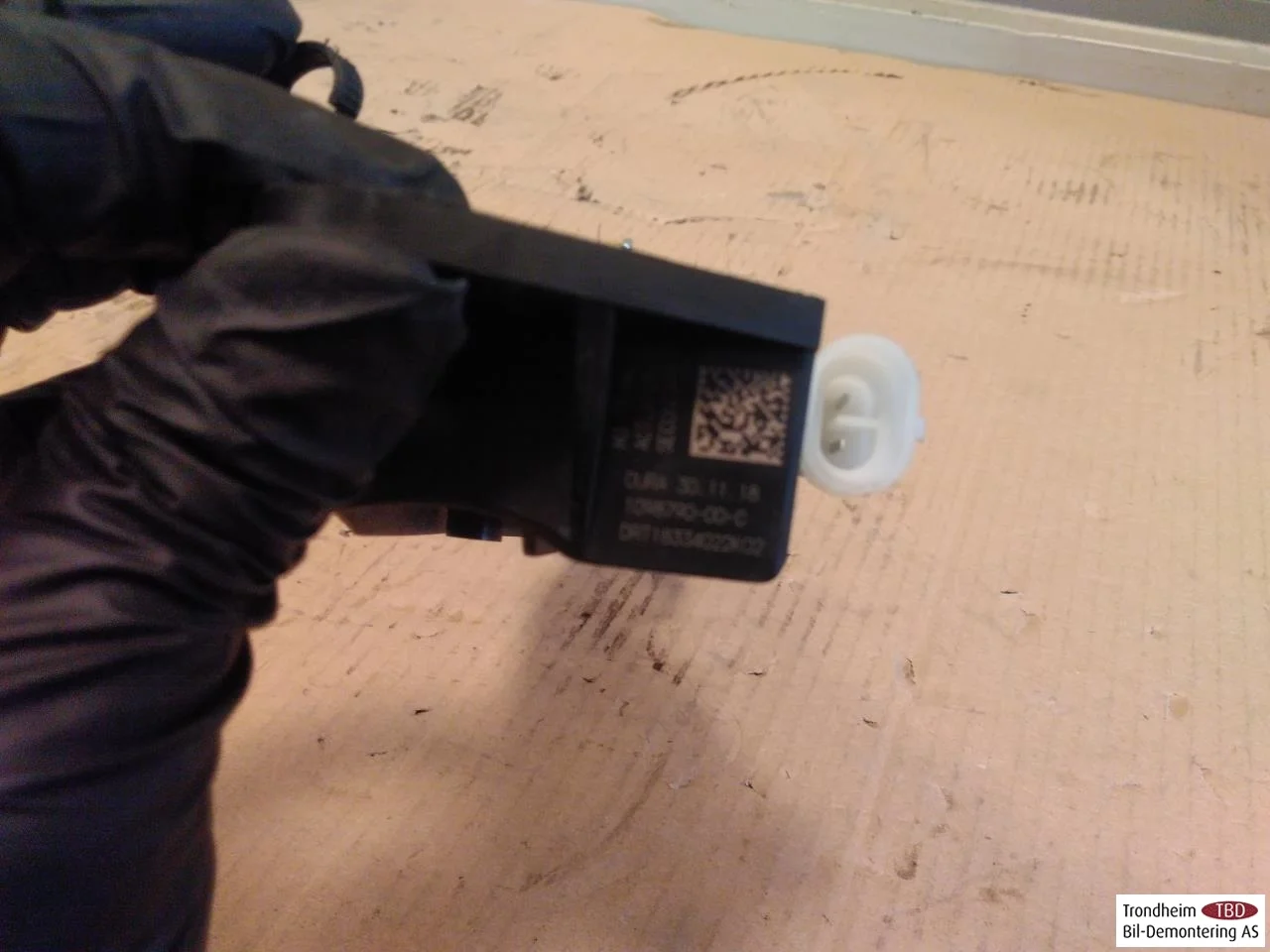 Tesla MODEL 3 2017--> Hood latch view 3