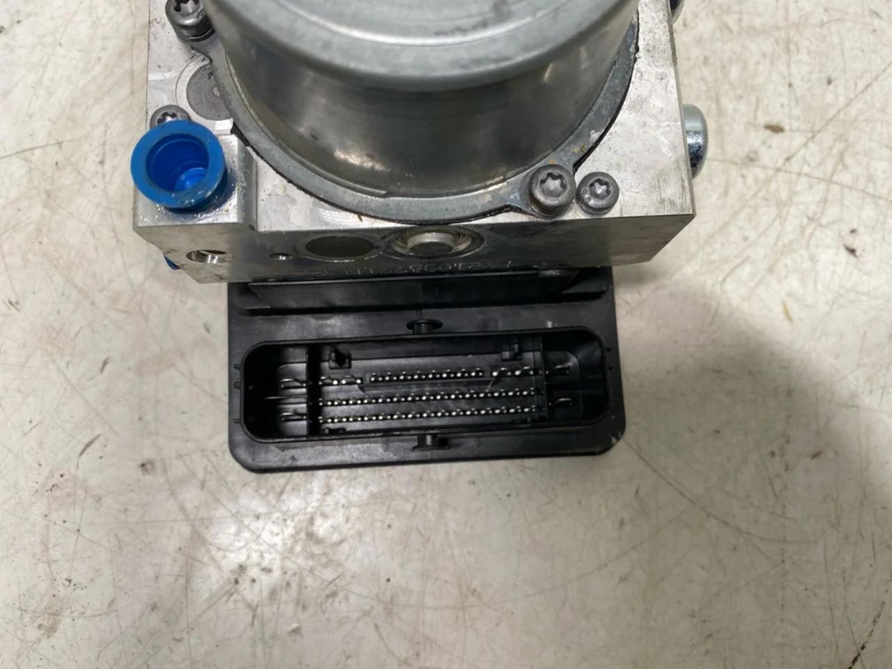 Cupra BORN 2022- ABS hydraulic unit view 4