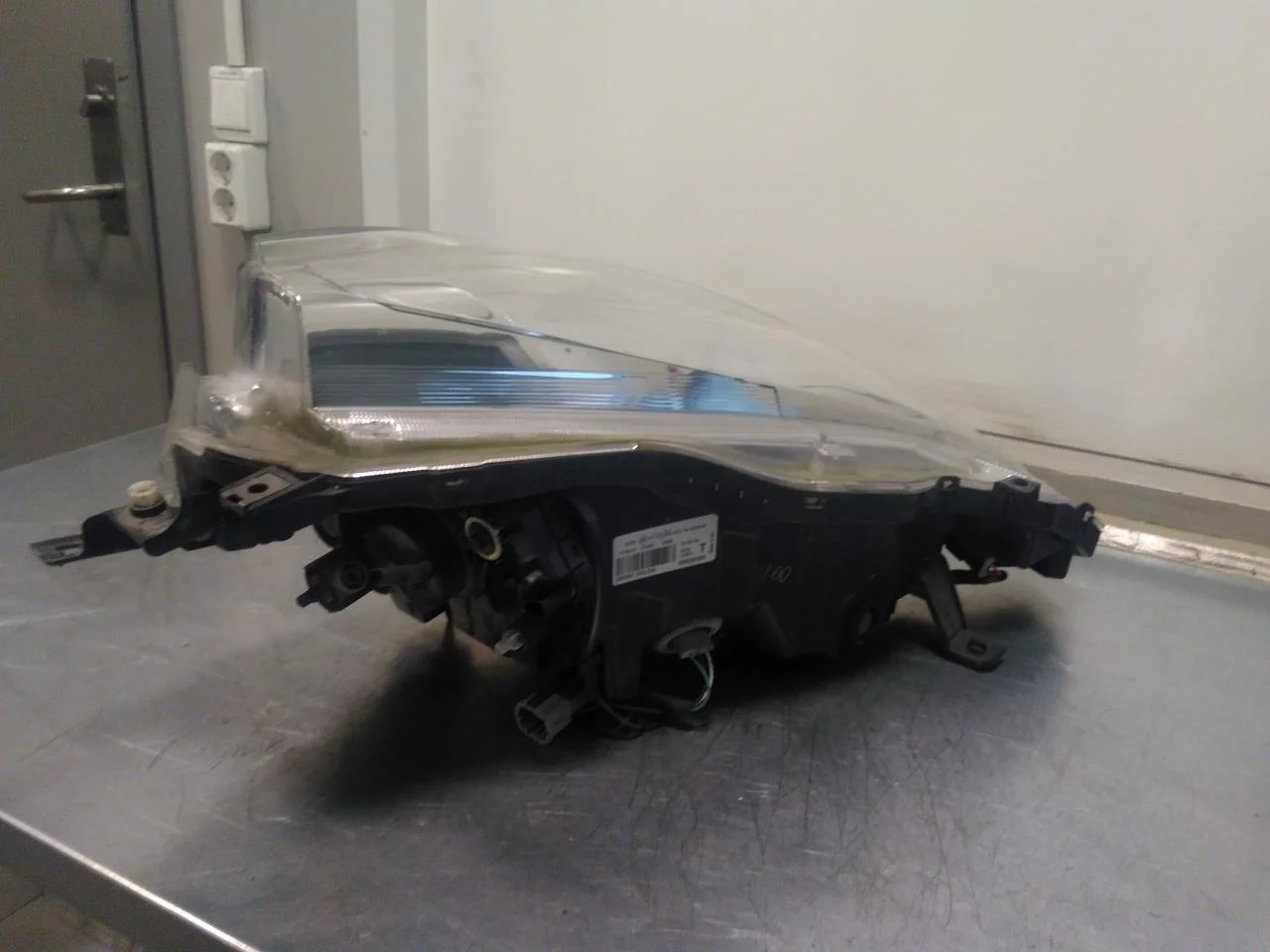 Nissan LEAF 2011-17 Left headlight view 2