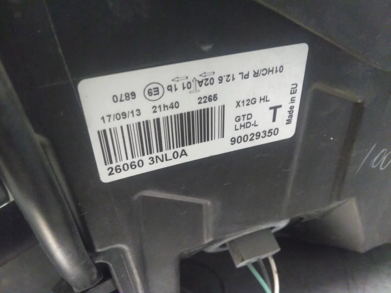 Nissan LEAF 2011-17 Left headlight view 3