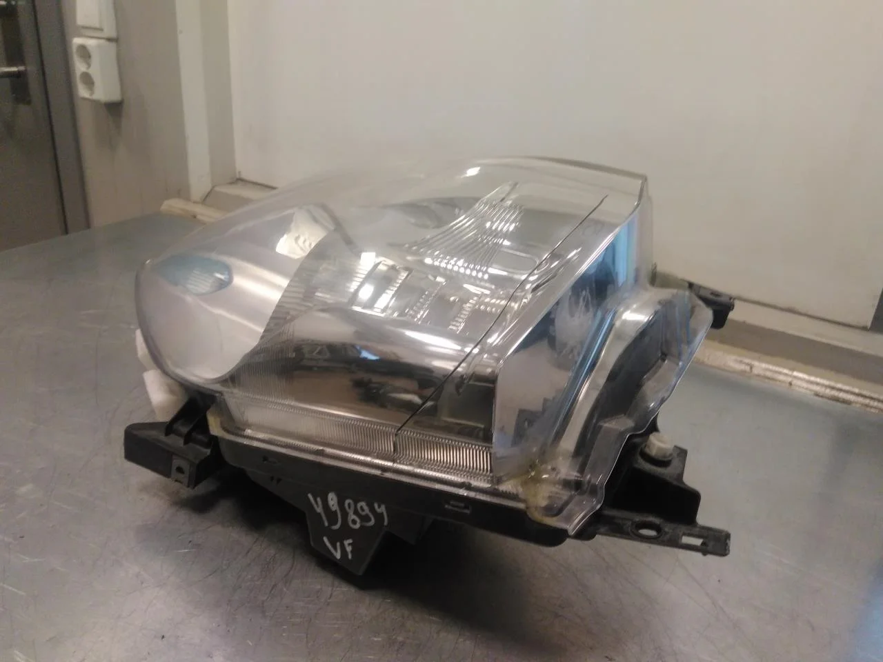 Nissan LEAF 2011-17 Left headlight view 4