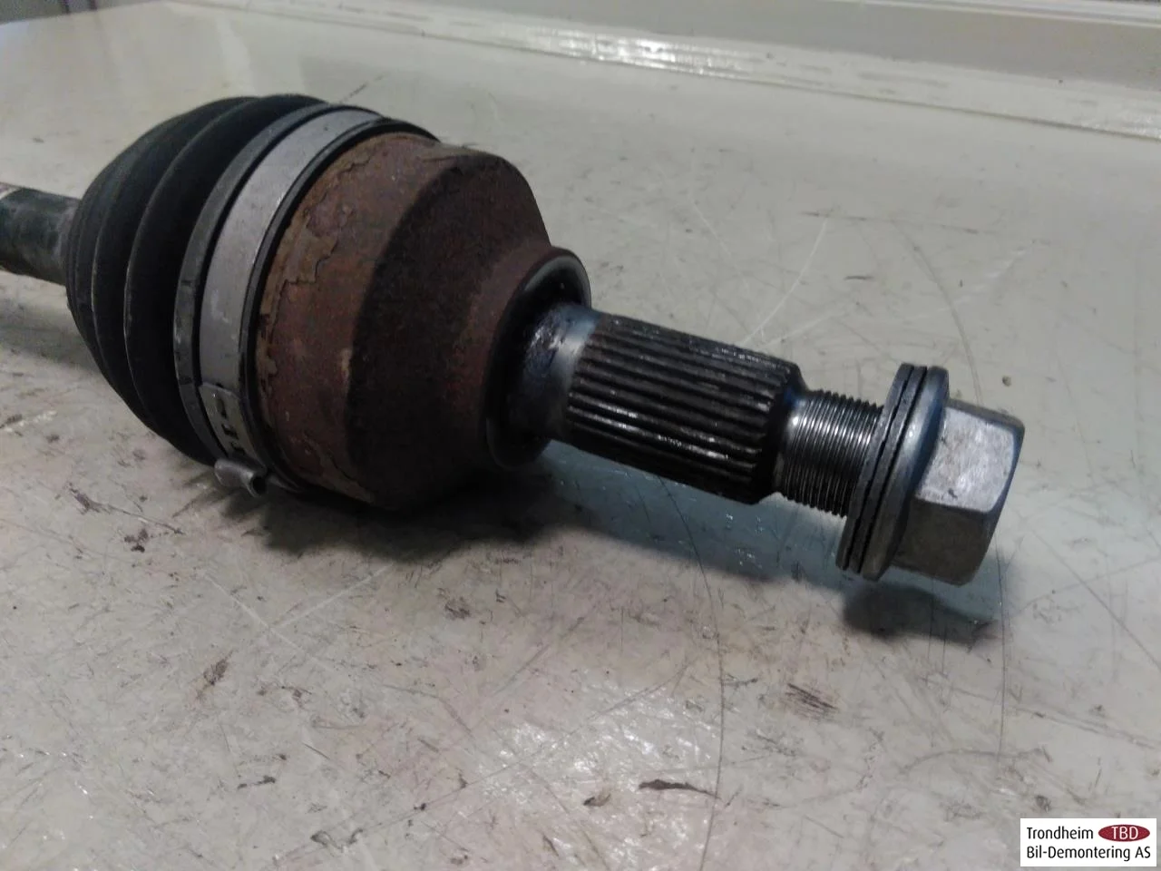 Tesla MODEL Y 2021- Front right driveshaft view 2