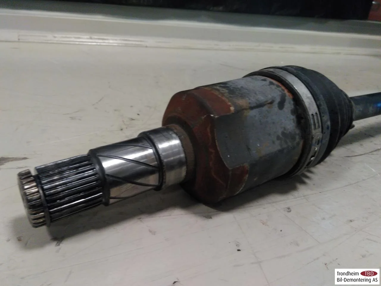 Tesla MODEL Y 2021- Front right driveshaft view 3