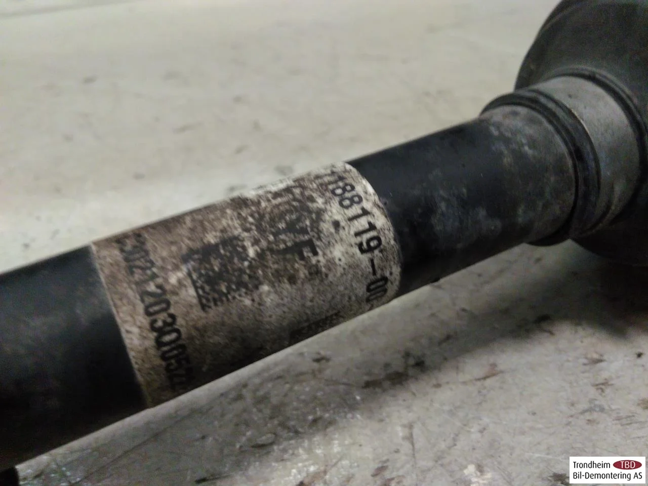 Tesla MODEL Y 2021- Front right driveshaft view 4