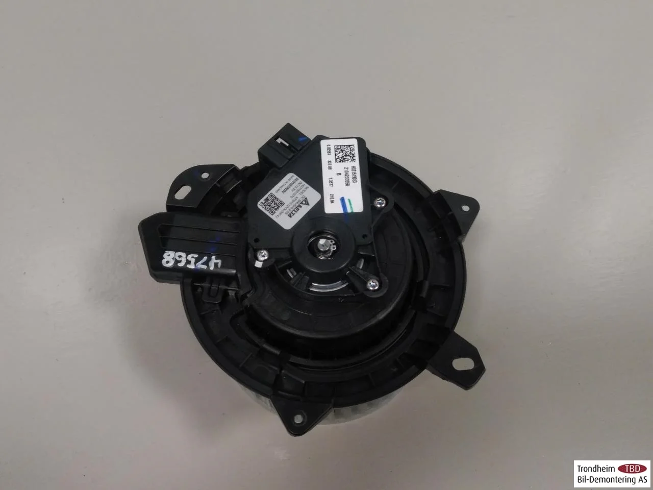 Tesla MODEL Y 2021- Heater blower motor view 2