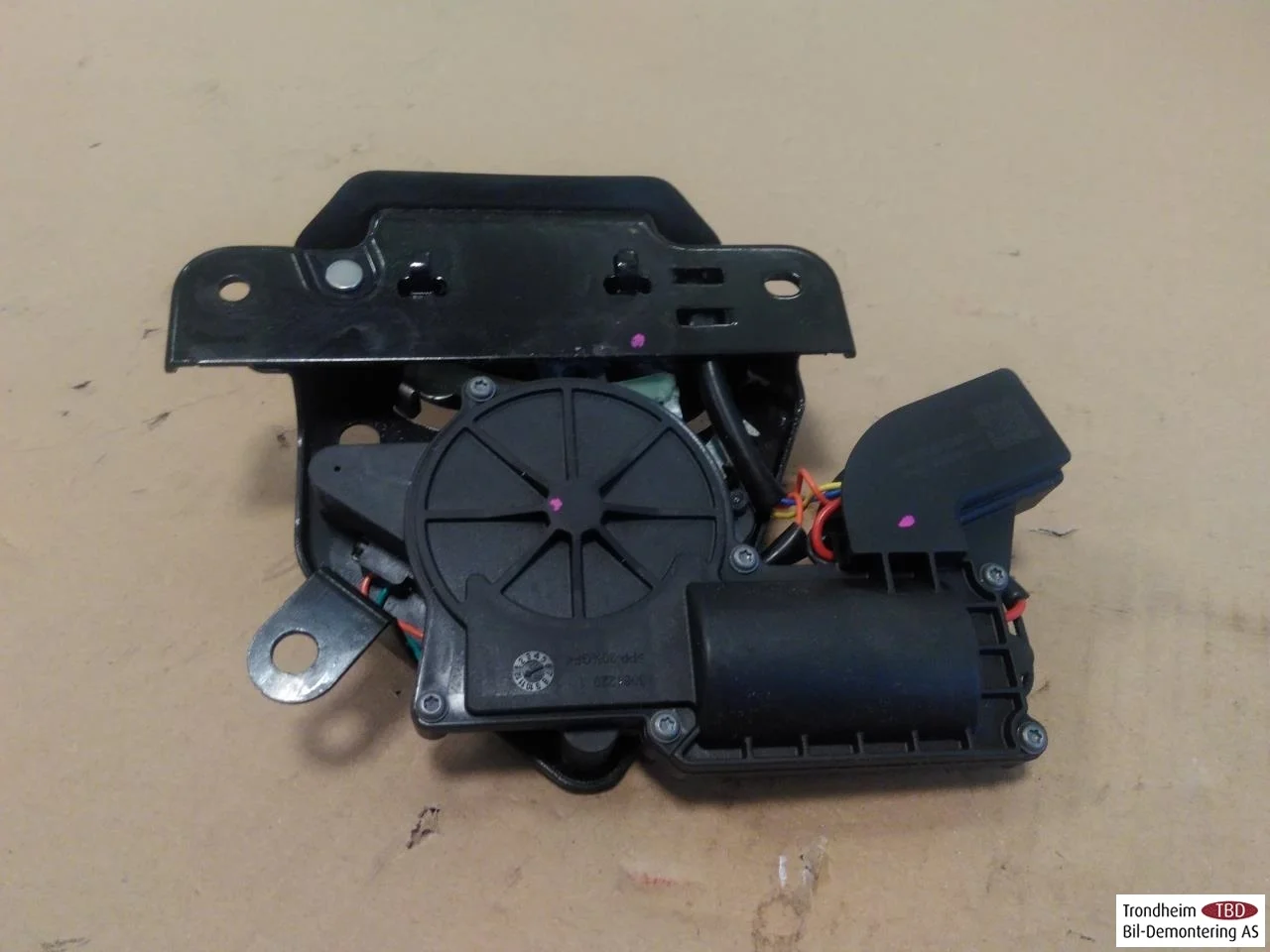 Tesla MODEL 3 2017--> Tailgate lock