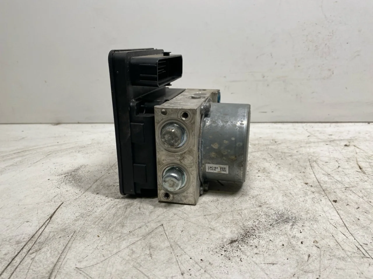 Volkswagen ID.4 2021- ABS hydraulic unit view 4