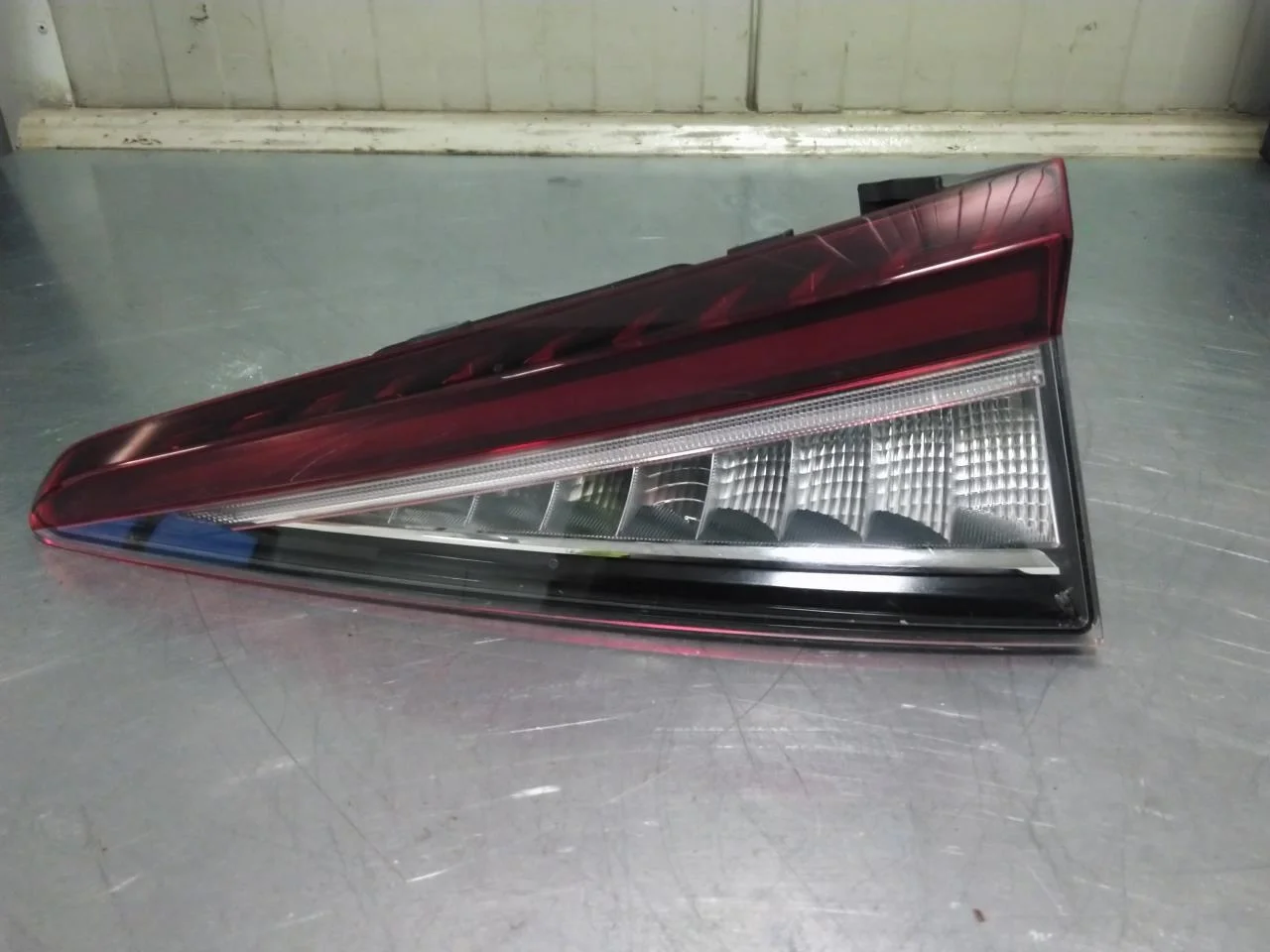 Skoda ENYAQ IV 2021- Lampă spate dreapta pe hayon, interioară