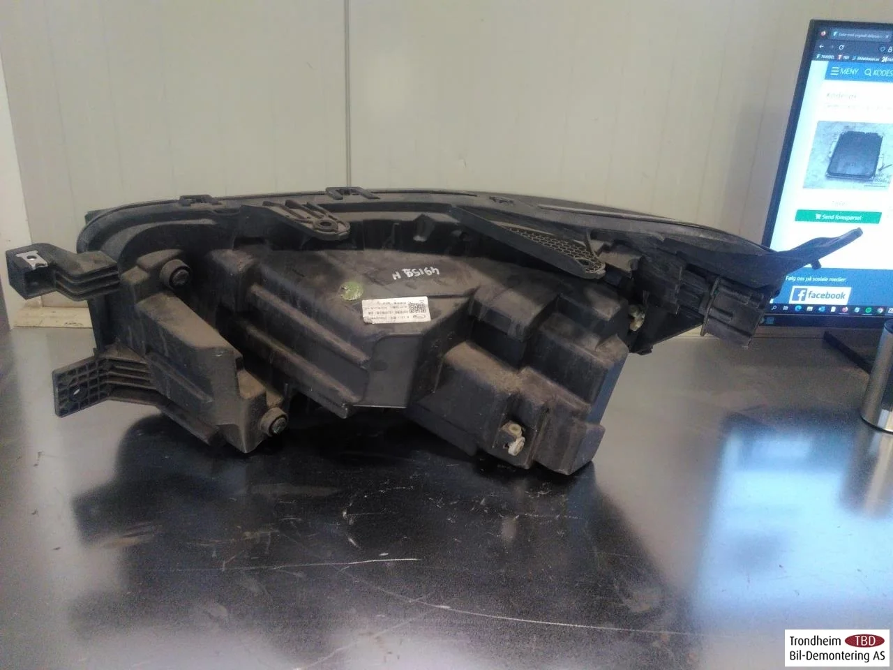 Maxus E-DELIVER9 2022- Right headlight view 2