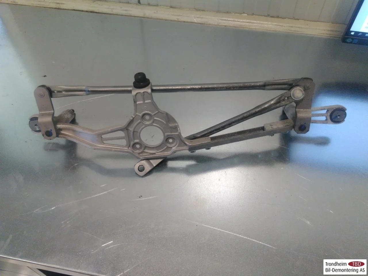 Maxus E-DELIVER9 2022- Windshield wiper linkage view 2