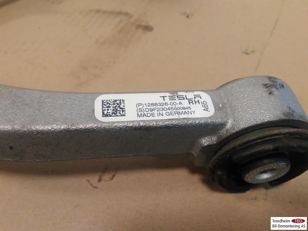 Tesla MODEL Y 2021- Control arm, front right, upper view 3